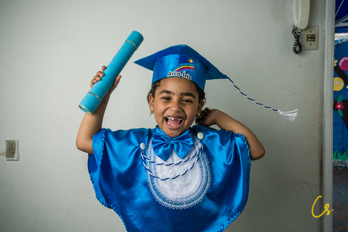 formatura, formatura infantil, escola infantil, formatura de criança, criança com beca, beca, beca azul, arco iris, 