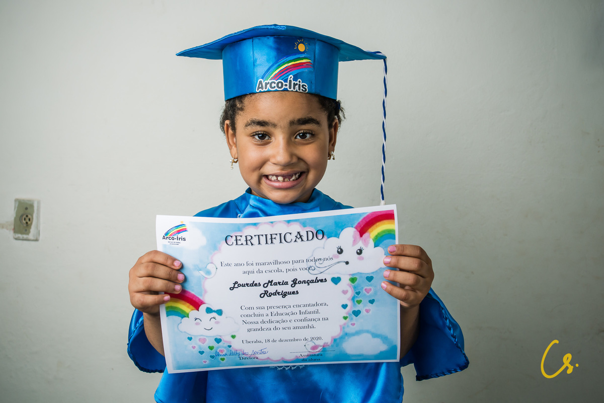 formatura, formatura infantil, escola infantil, formatura de criança, criança com beca, beca, beca azul, arco iris, 