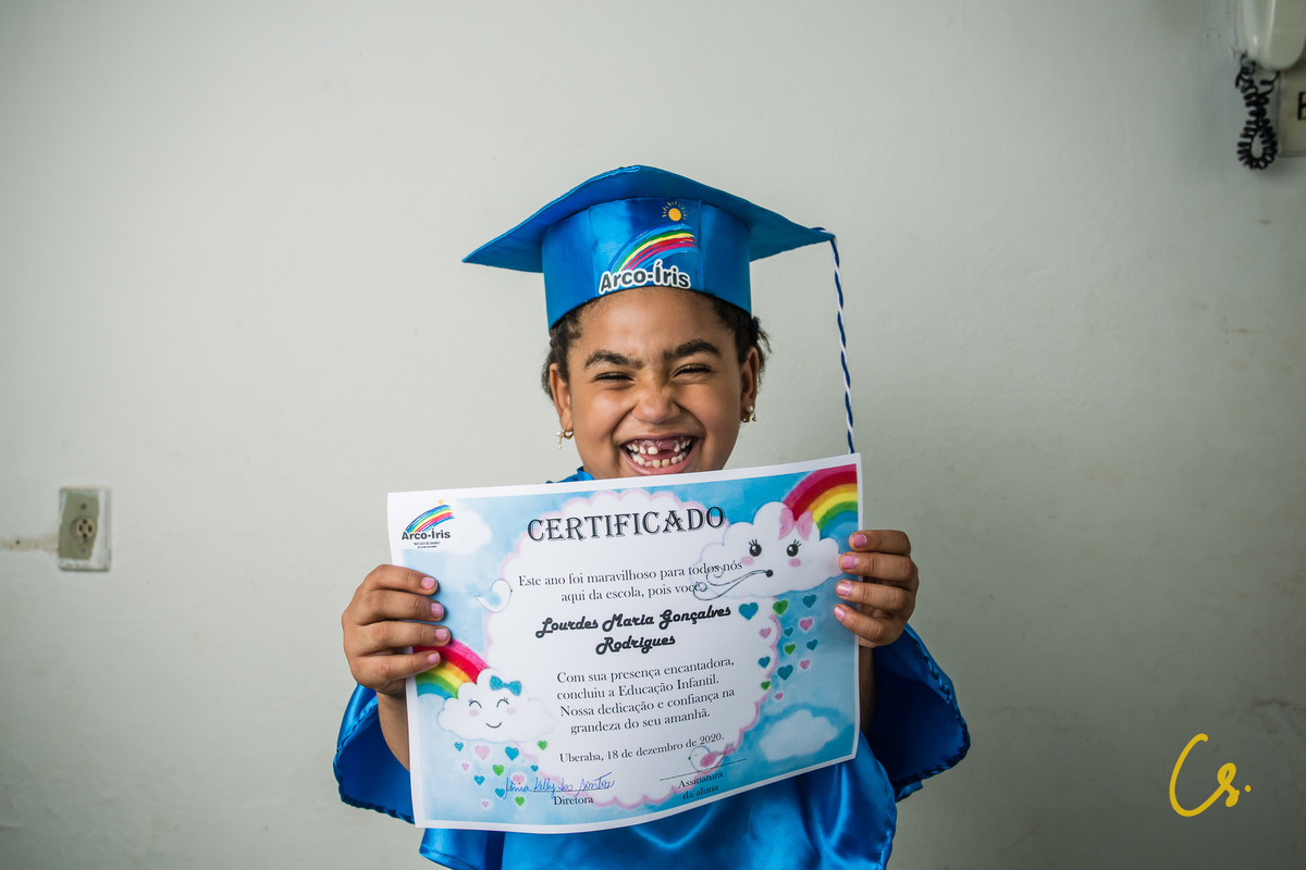 formatura, formatura infantil, escola infantil, formatura de criança, criança com beca, beca, beca azul, arco iris, 