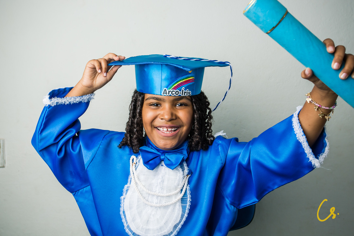 formatura, formatura infantil, escola infantil, formatura de criança, criança com beca, beca, beca azul, arco iris, 