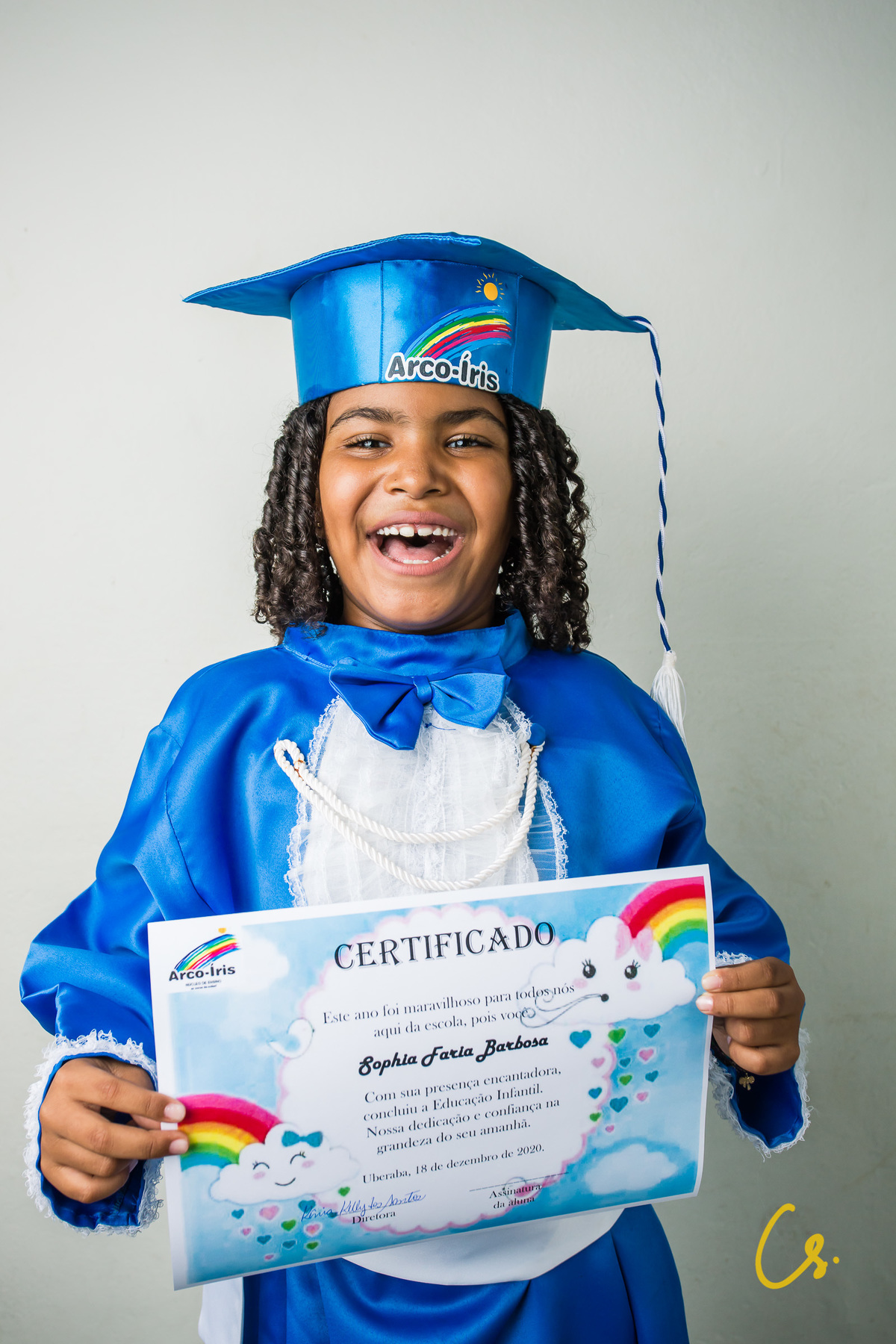 formatura, formatura infantil, escola infantil, formatura de criança, criança com beca, beca, beca azul, arco iris, 