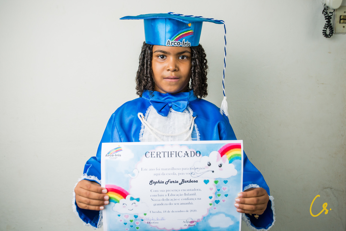 formatura, formatura infantil, escola infantil, formatura de criança, criança com beca, beca, beca azul, arco iris, 
