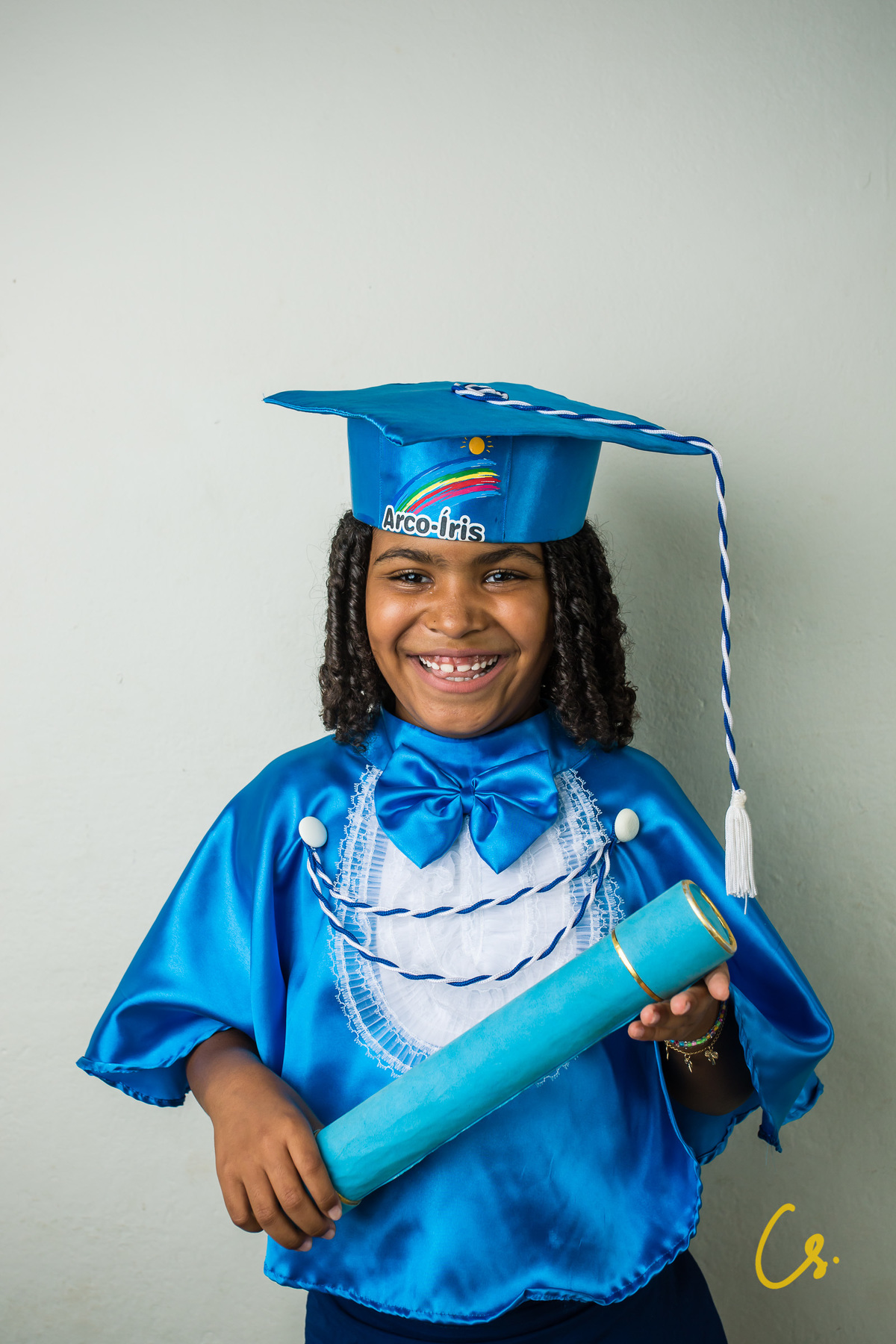 formatura, formatura infantil, escola infantil, formatura de criança, criança com beca, beca, beca azul, arco iris, 