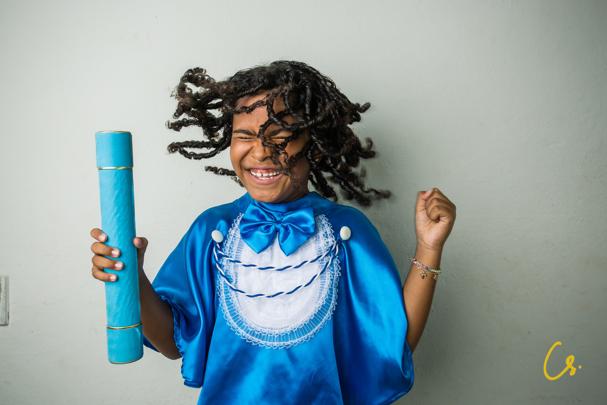 formatura, formatura infantil, escola infantil, formatura de criança, criança com beca, beca, beca azul, arco iris, 