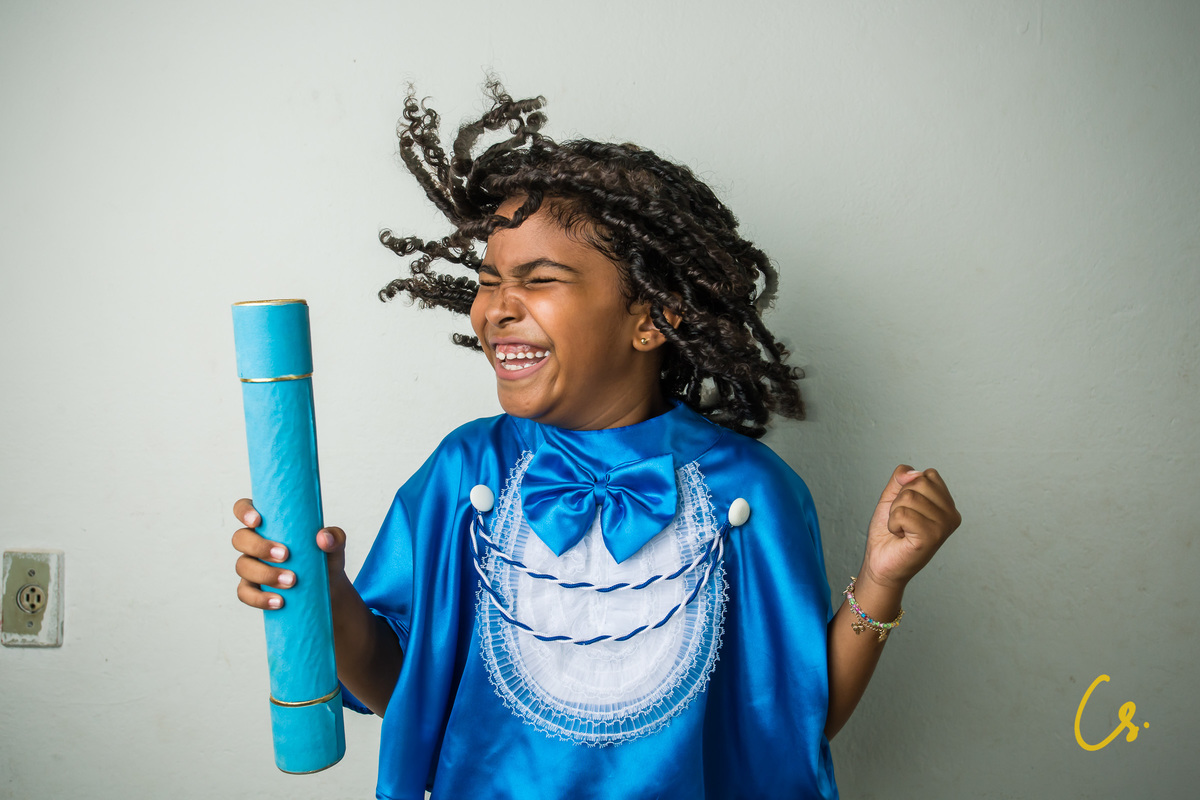 formatura, formatura infantil, escola infantil, formatura de criança, criança com beca, beca, beca azul, arco iris, 