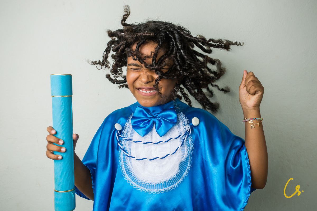 formatura, formatura infantil, escola infantil, formatura de criança, criança com beca, beca, beca azul, arco iris, 