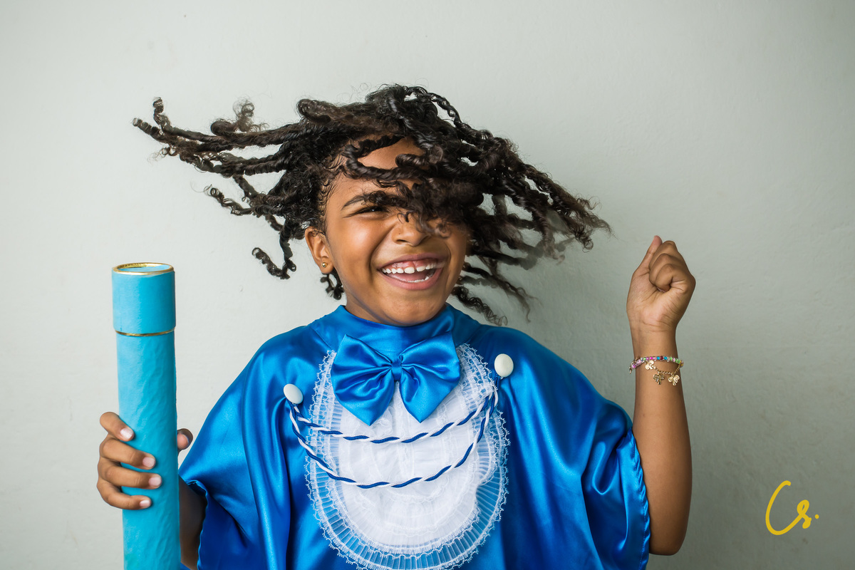 formatura, formatura infantil, escola infantil, formatura de criança, criança com beca, beca, beca azul, arco iris, 