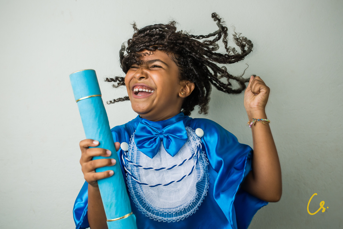 formatura, formatura infantil, escola infantil, formatura de criança, criança com beca, beca, beca azul, arco iris, 