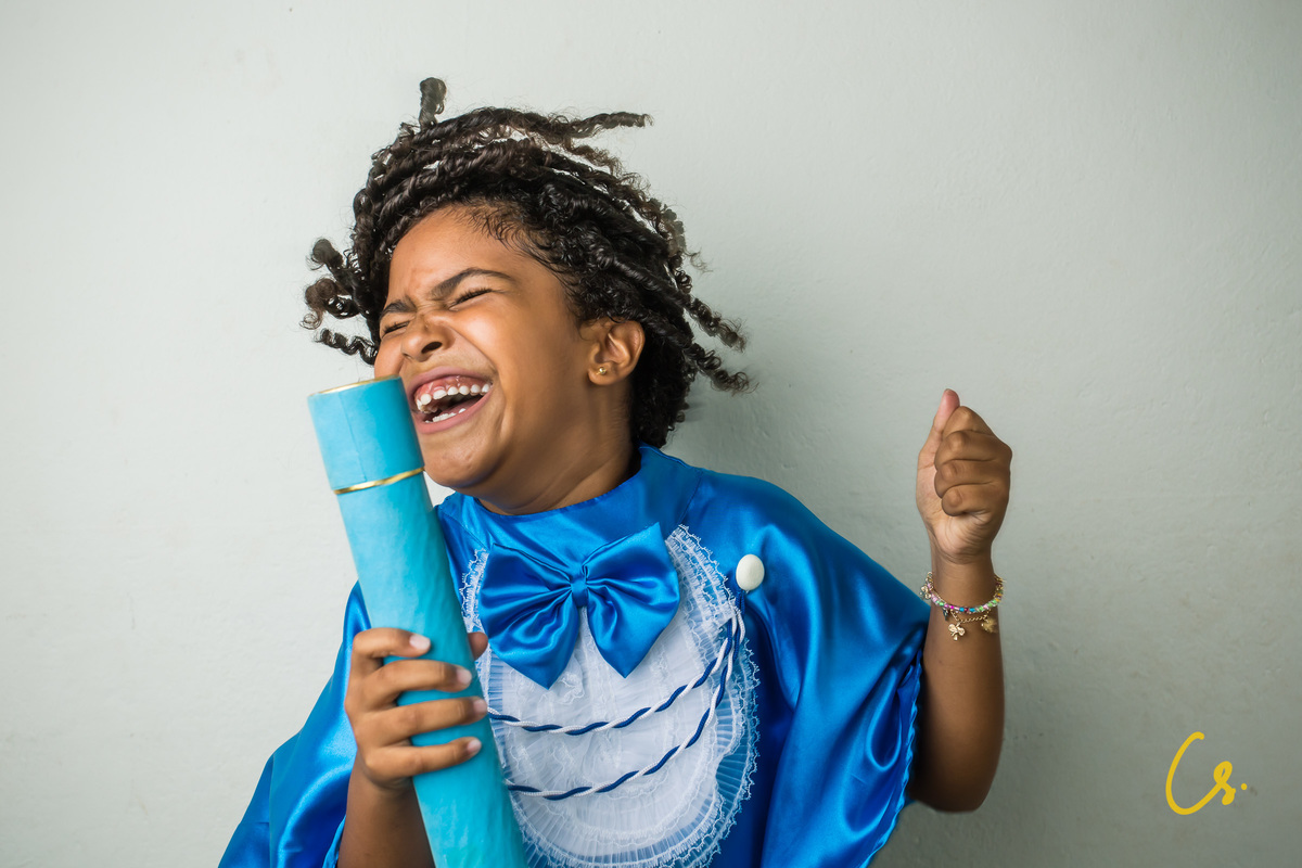 formatura, formatura infantil, escola infantil, formatura de criança, criança com beca, beca, beca azul, arco iris, 