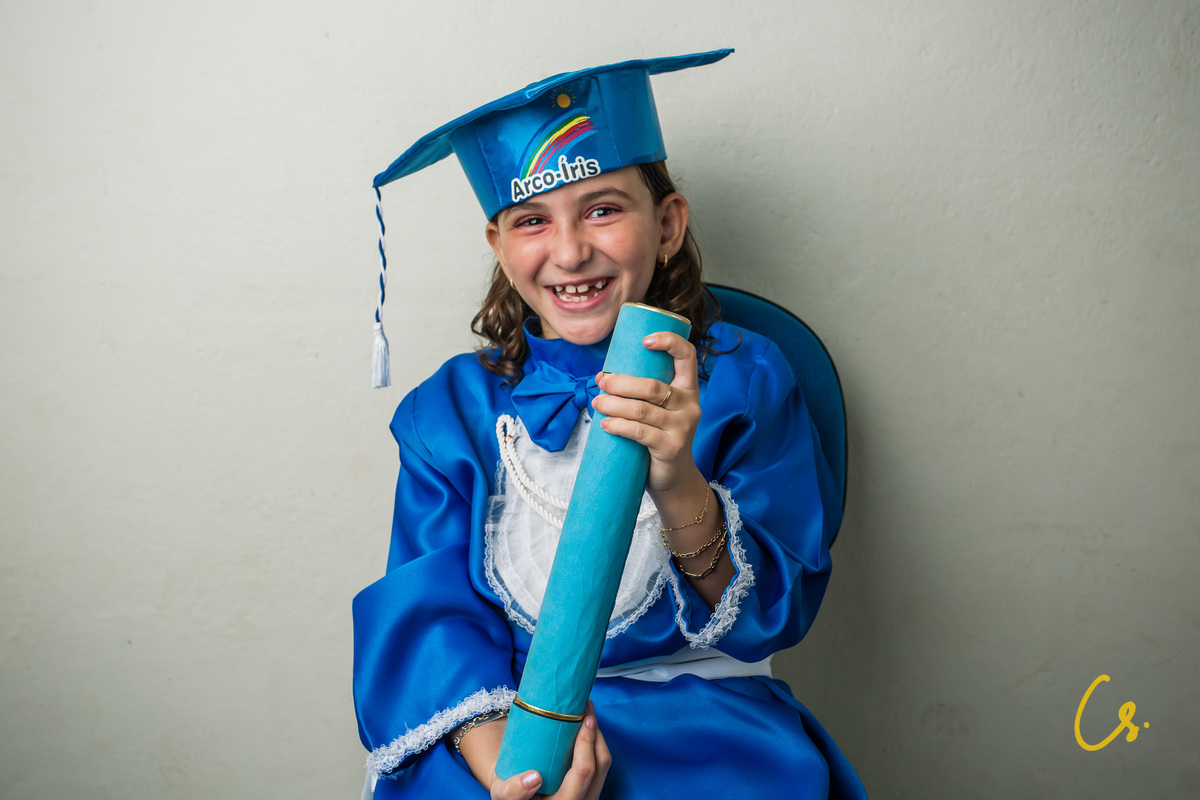 formatura, formatura infantil, escola infantil, formatura de criança, criança com beca, beca, beca azul, arco iris, 