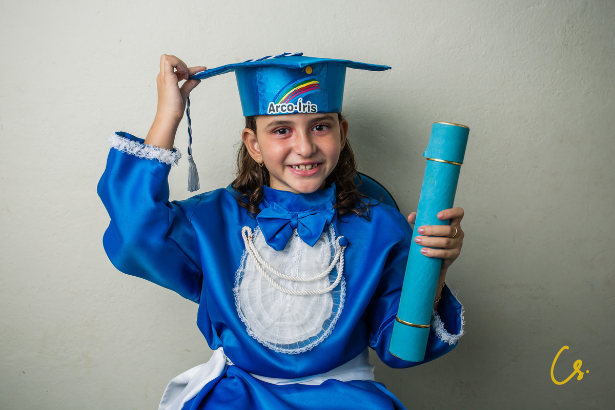 formatura, formatura infantil, escola infantil, formatura de criança, criança com beca, beca, beca azul, arco iris, 