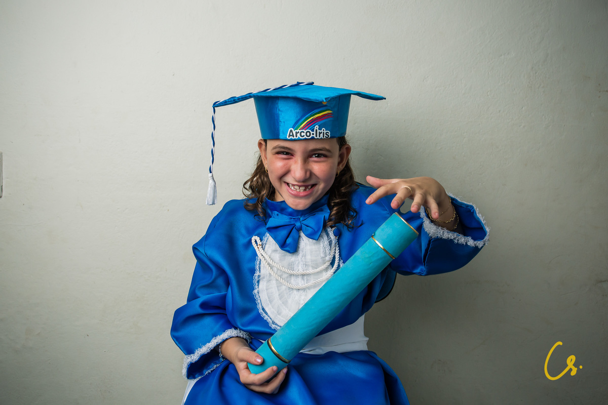 formatura, formatura infantil, escola infantil, formatura de criança, criança com beca, beca, beca azul, arco iris, 