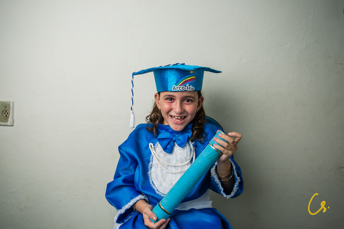 formatura, formatura infantil, escola infantil, formatura de criança, criança com beca, beca, beca azul, arco iris, 