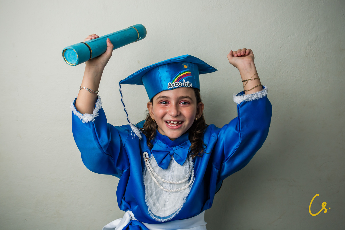 formatura, formatura infantil, escola infantil, formatura de criança, criança com beca, beca, beca azul, arco iris, 