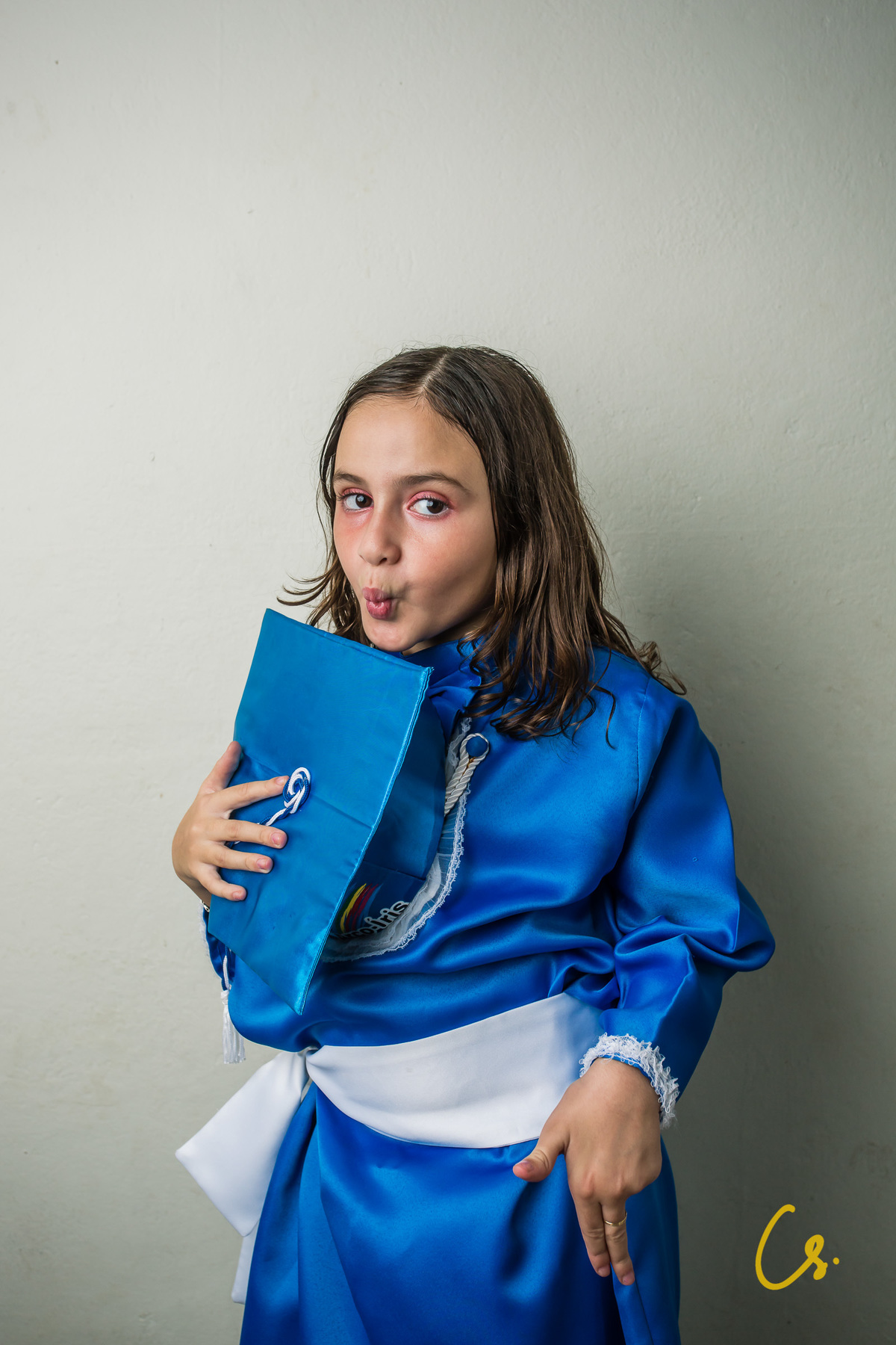 formatura, formatura infantil, escola infantil, formatura de criança, criança com beca, beca, beca azul, arco iris, 