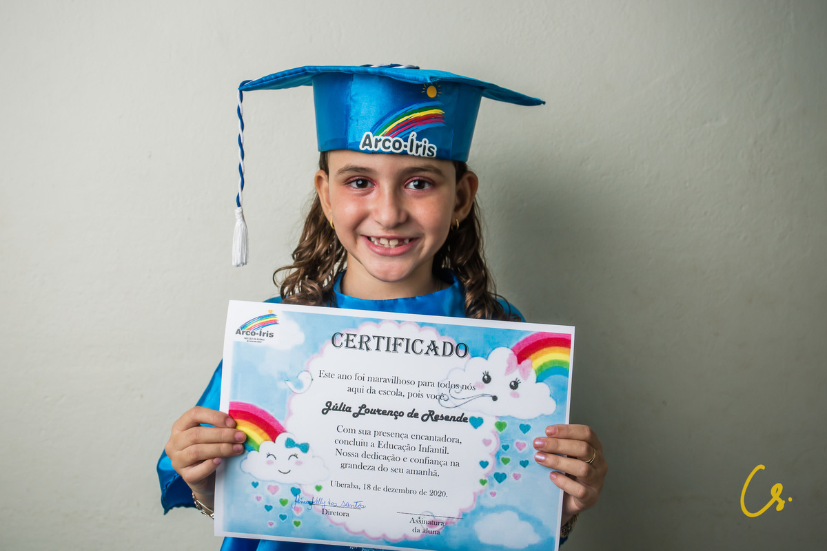 formatura, formatura infantil, escola infantil, formatura de criança, criança com beca, beca, beca azul, arco iris, 