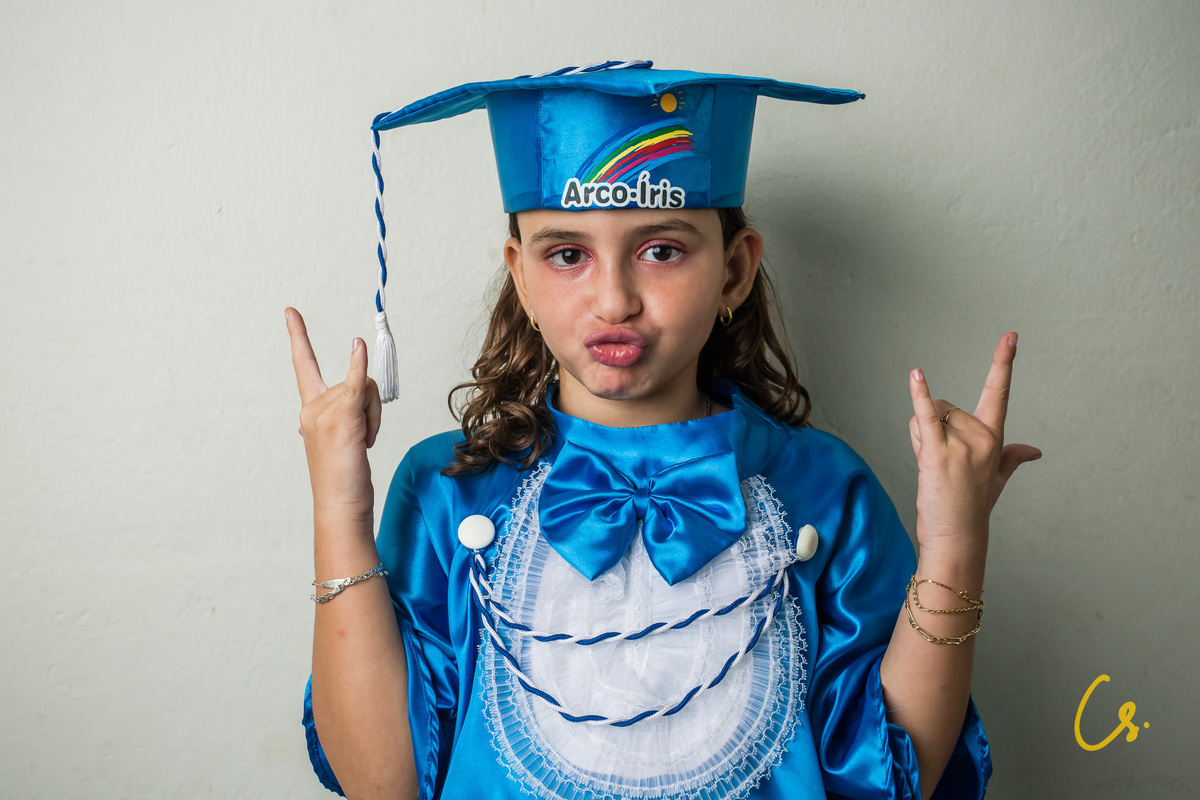 formatura, formatura infantil, escola infantil, formatura de criança, criança com beca, beca, beca azul, arco iris, 