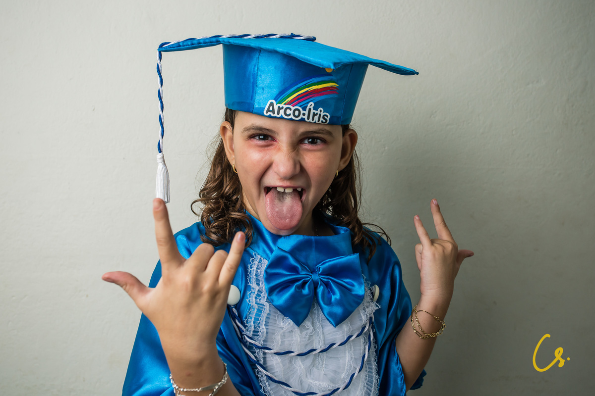 formatura, formatura infantil, escola infantil, formatura de criança, criança com beca, beca, beca azul, arco iris, 