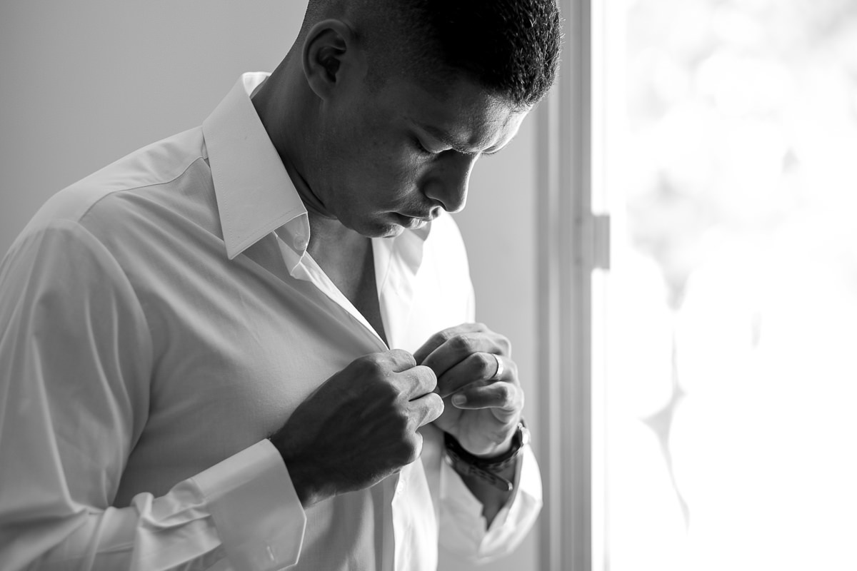 preparação do noivo para casamento em Guarujá por Alice Casaes
