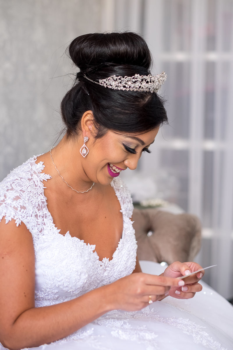 emoção da noiva em  instituto erika nogueira casamento em Guarujá por Alice Casaes
