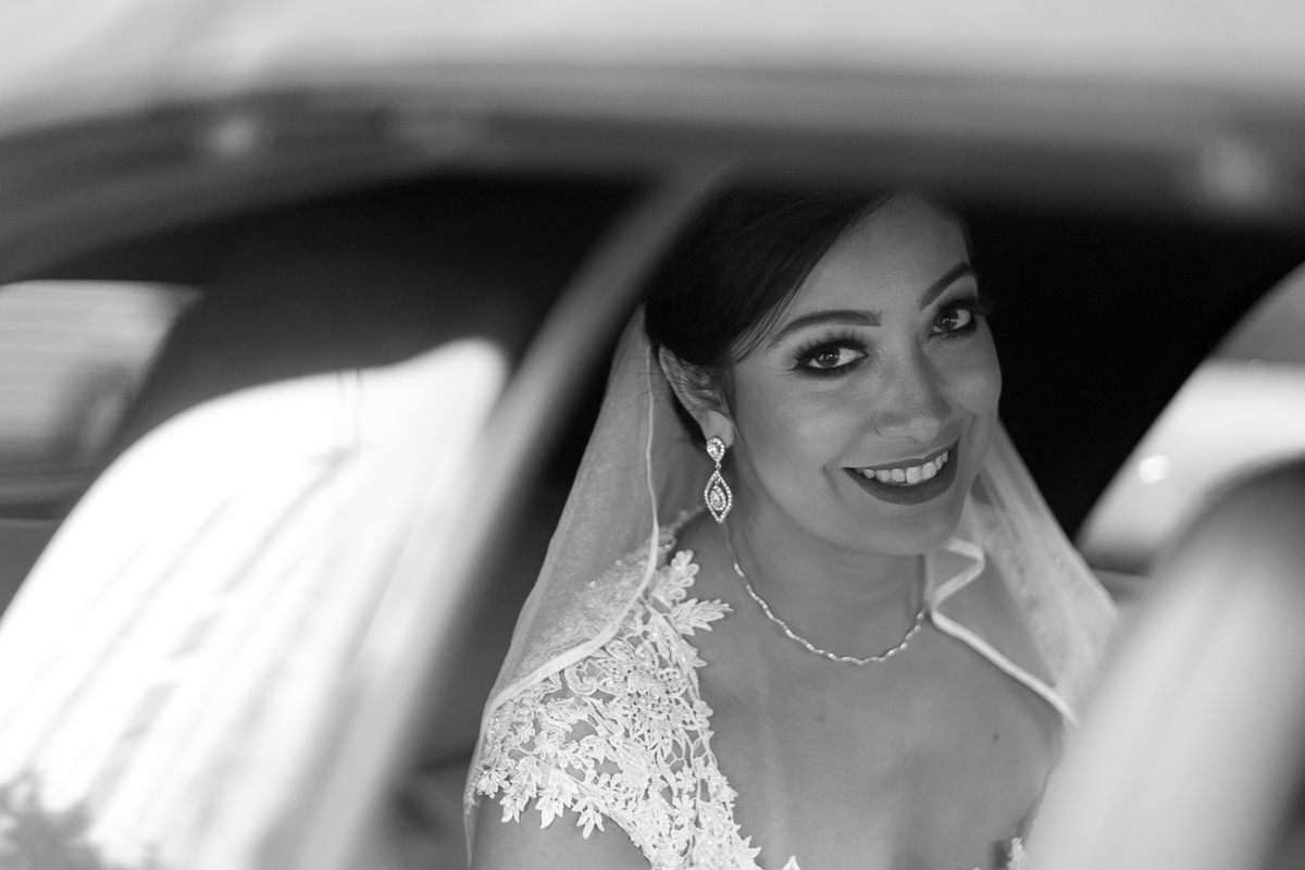 noiva no carro casamento em Guarujá por Alice Casaes
