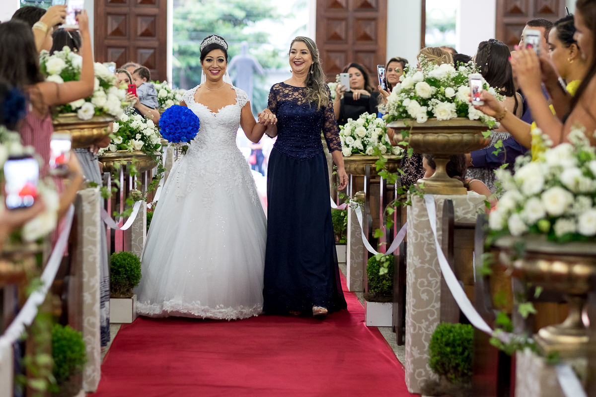 entrada da noiva e mãe na Igreja Matriz no casamento em Guarujá por Alice Casaes