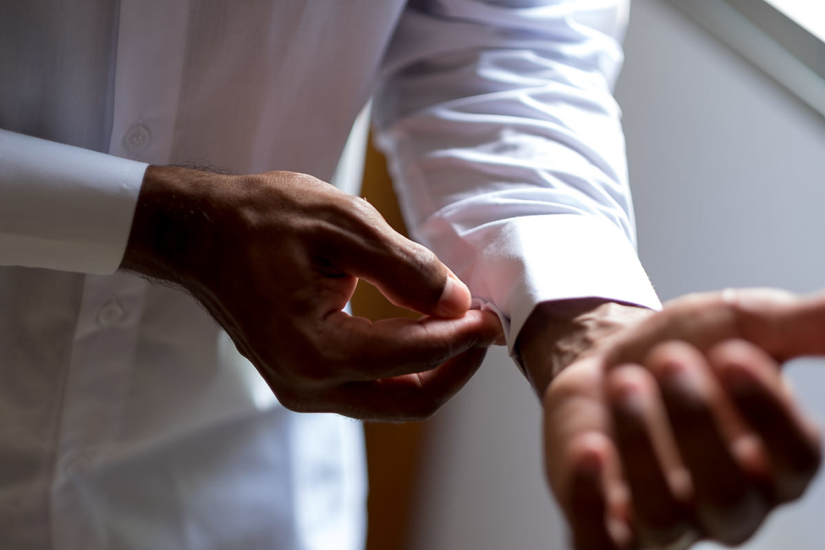 detalhe do making off do noivo para casamento em Guarujá por Alice Casaes
