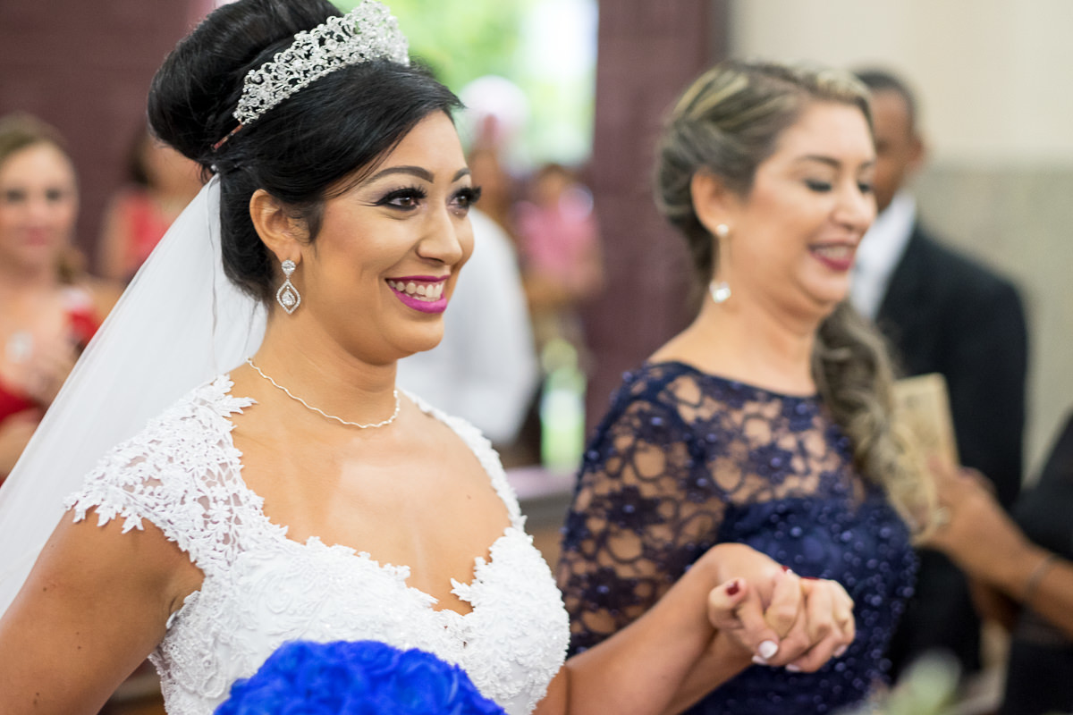 noiva na Igreja Matriz no casamento em Guarujá por Alice Casaes