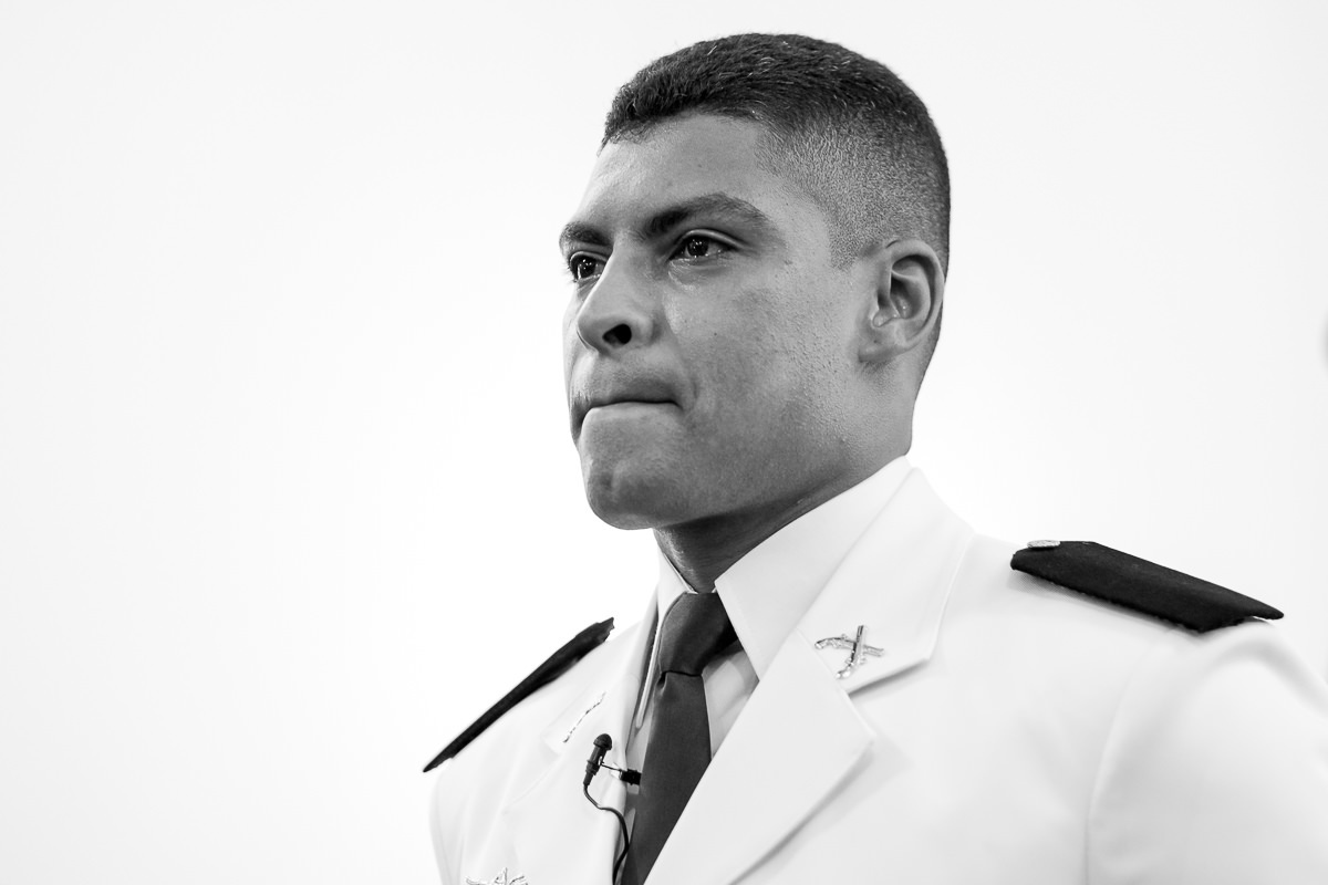 noivo esperando a noiva na Igreja Matriz no casamento em Guarujá por Alice Casaes