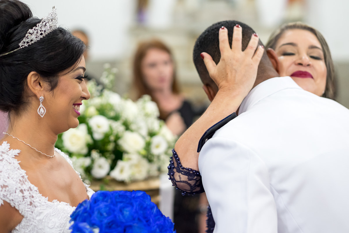 mãe do noivo na Igreja Matriz no casamento em Guarujá por Alice Casaes