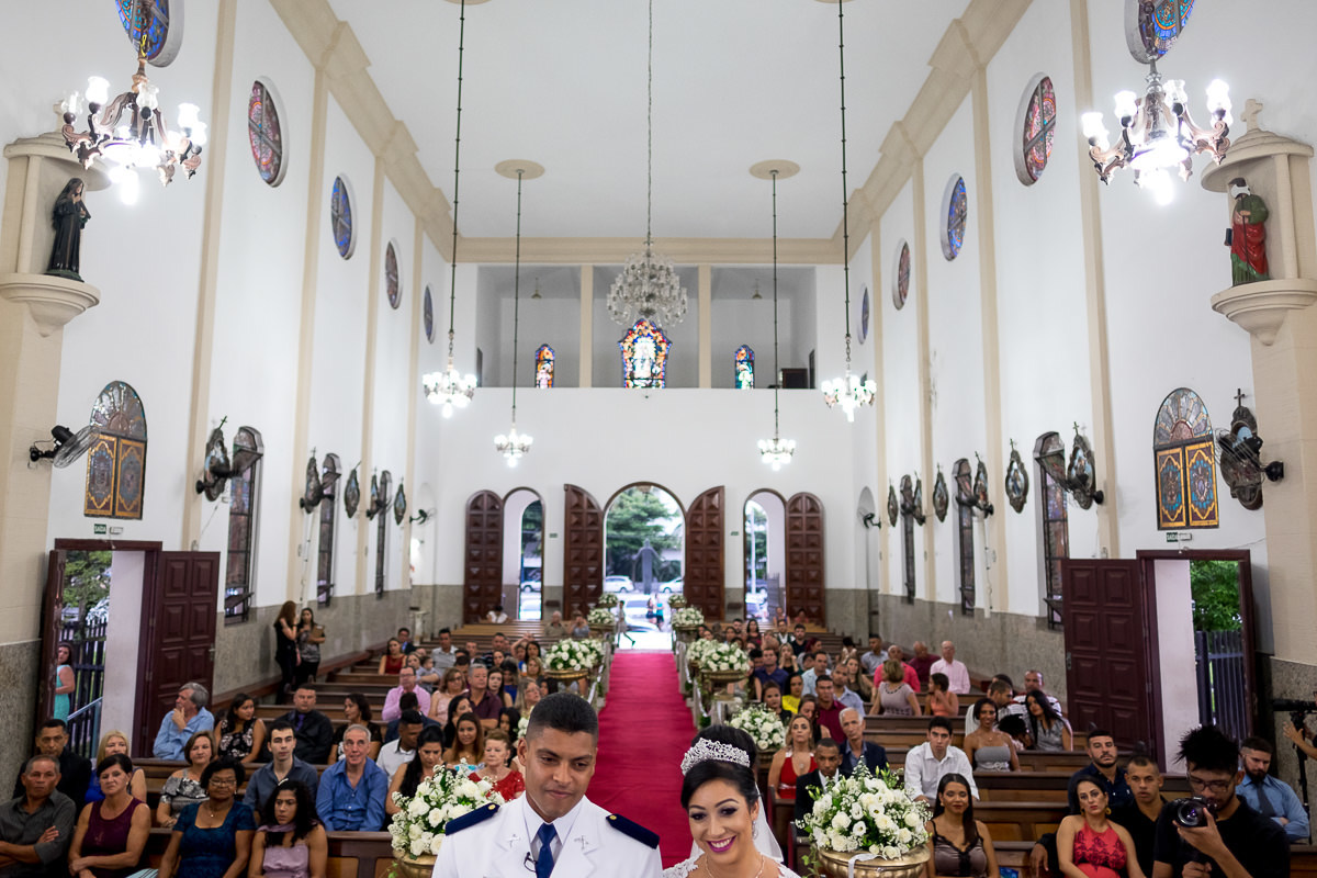 noivos e a Igreja Matriz no casamento em Guarujá por Alice Casaes