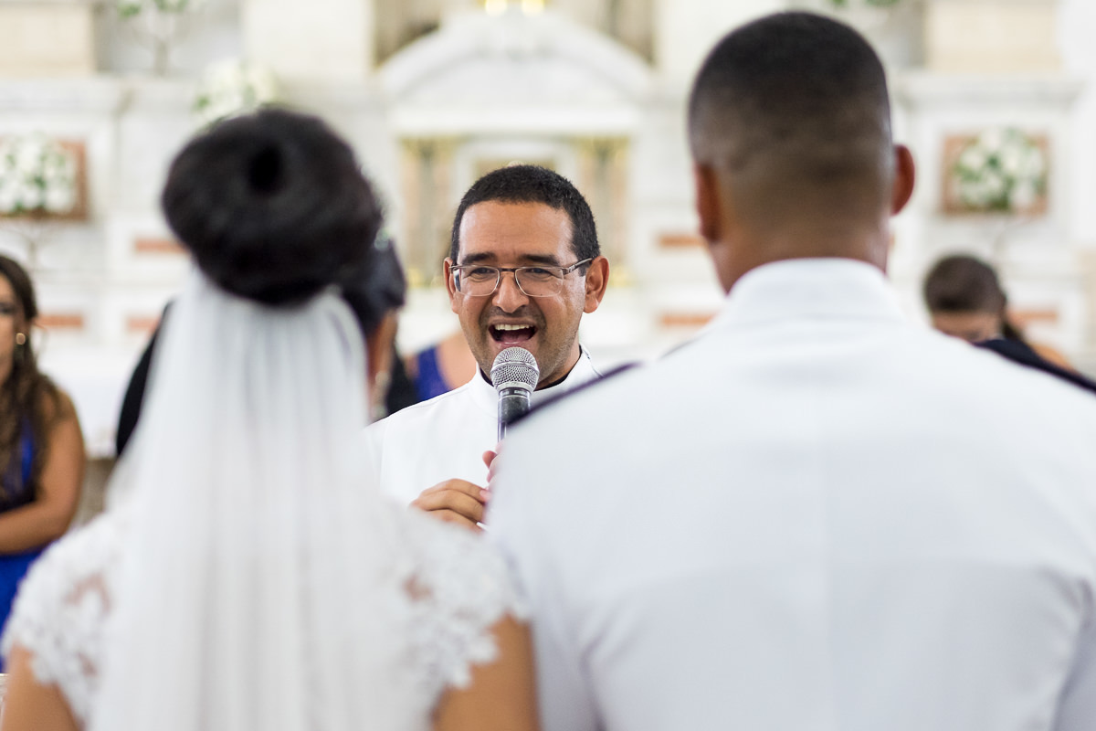 padre na Igreja Matriz no casamento em Guarujá por Alice Casaes