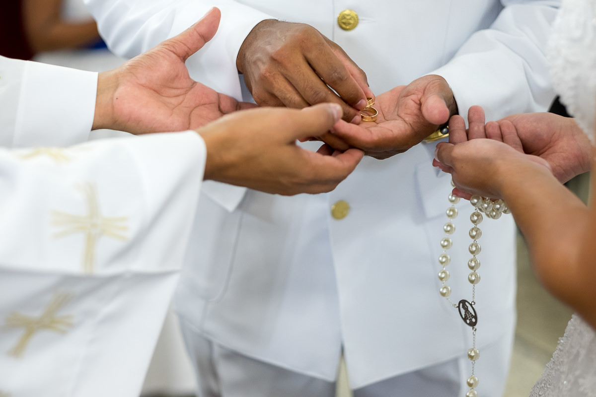 alianças na Igreja Matriz no casamento em Guarujá por Alice Casaes
