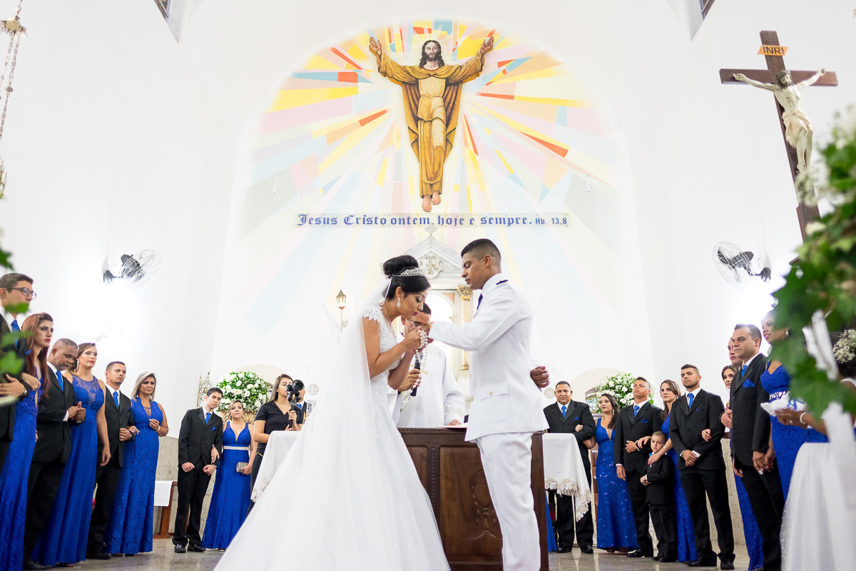 troca das alianças dos noivos na Igreja Matriz no casamento em Guarujá por Alice Casaes