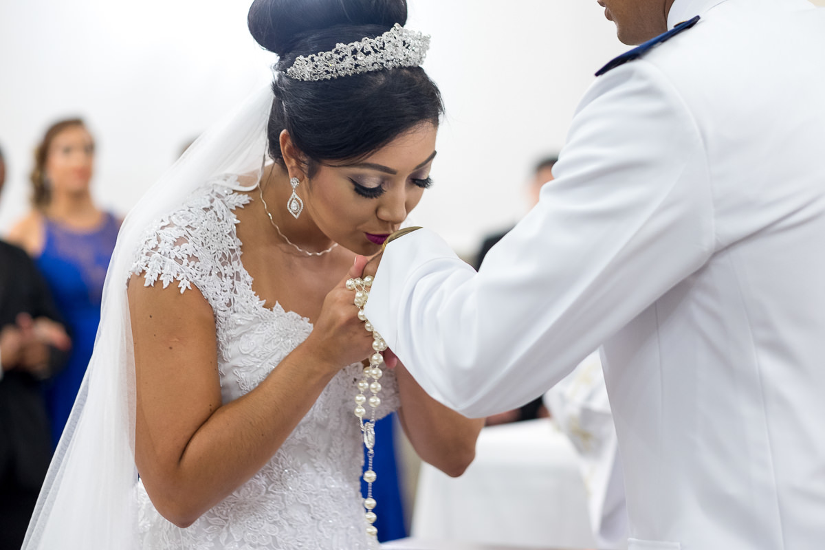 beijo da noiva na Igreja Matriz no casamento em Guarujá por Alice Casaes