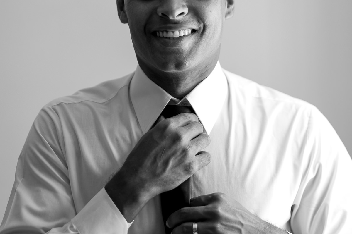 noivo ajustando a gravata para o casamento em Guarujá por Alice Casaes
