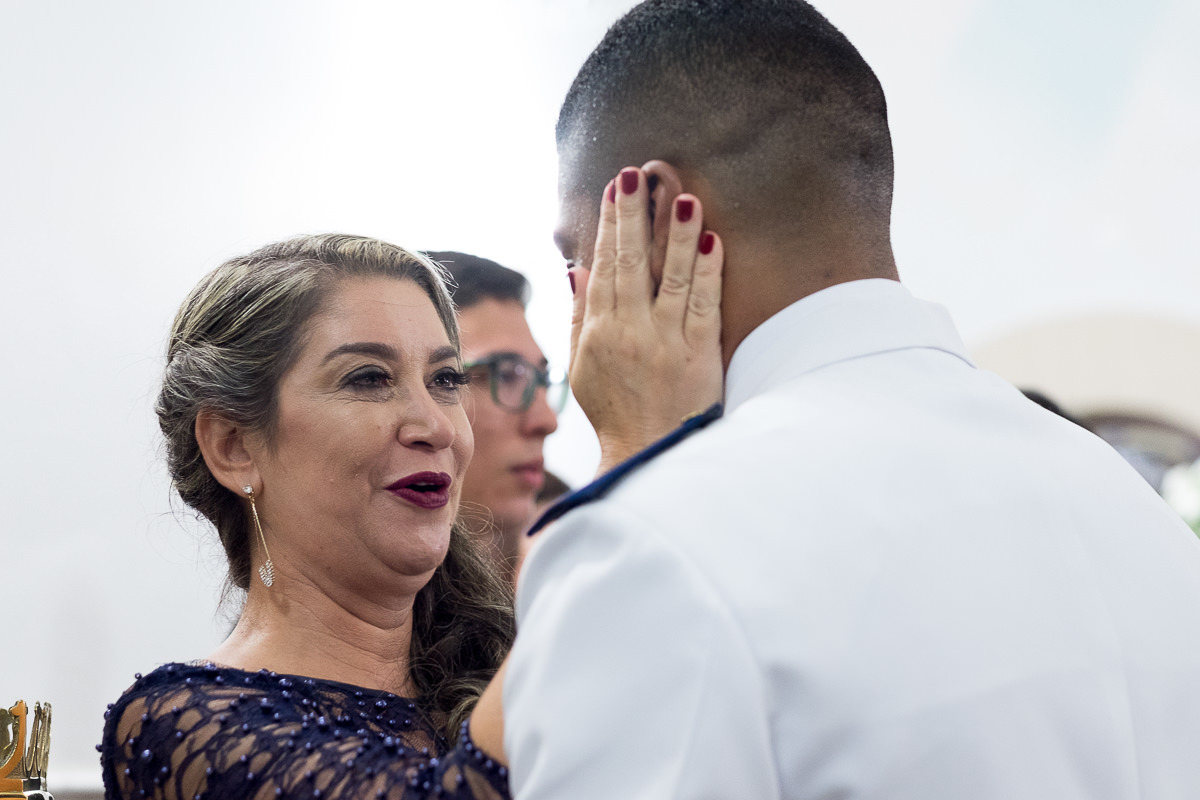 cumprimento dos padrinhos na Igreja Matriz no casamento em Guarujá por Alice Casaes