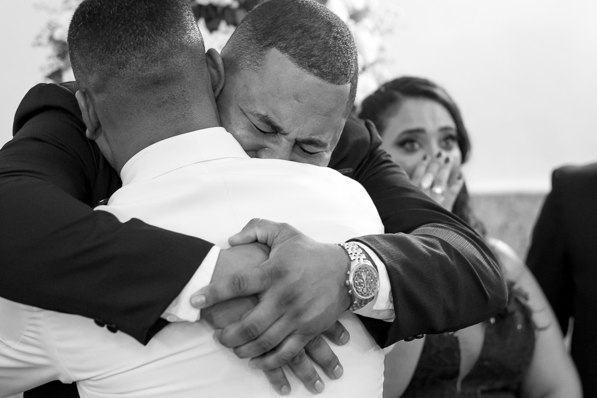 cumprimento dos padrinhos na Igreja Matriz no casamento em Guarujá por Alice Casaes