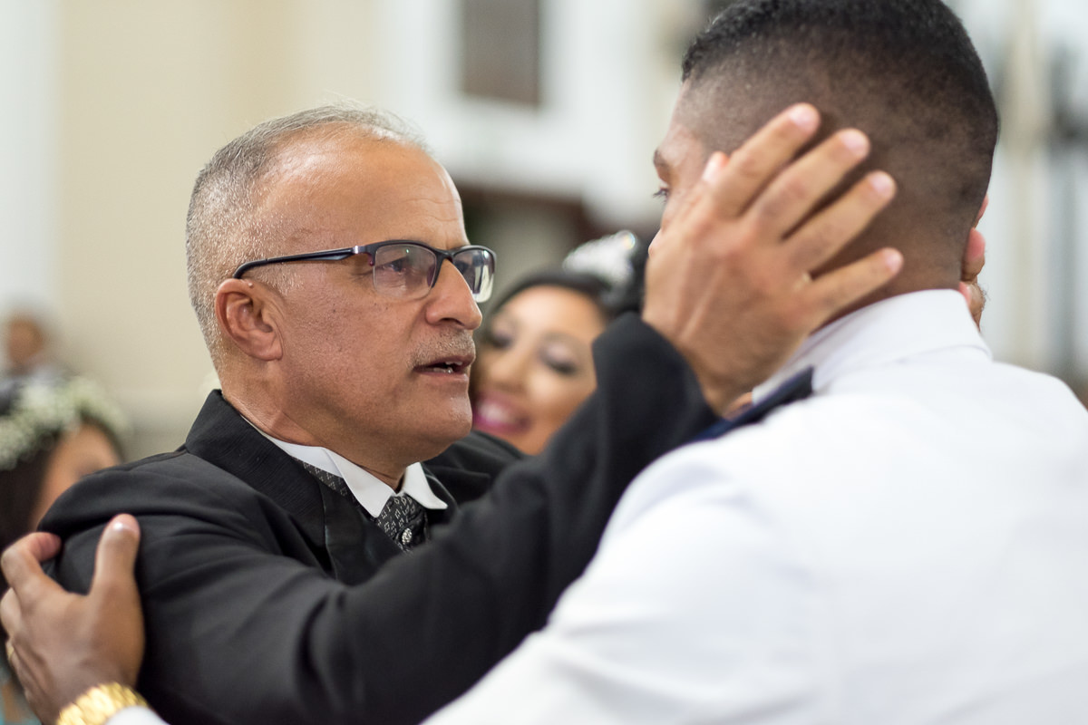 noivo e seu pai na Igreja Matriz no casamento em Guarujá por Alice Casaes
