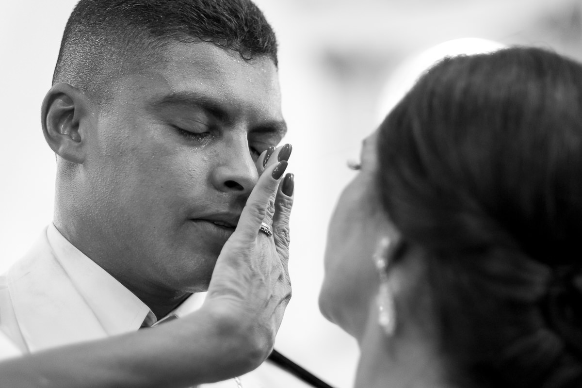 noivo e sua mãe na Igreja Matriz no casamento em Guarujá por Alice Casaes