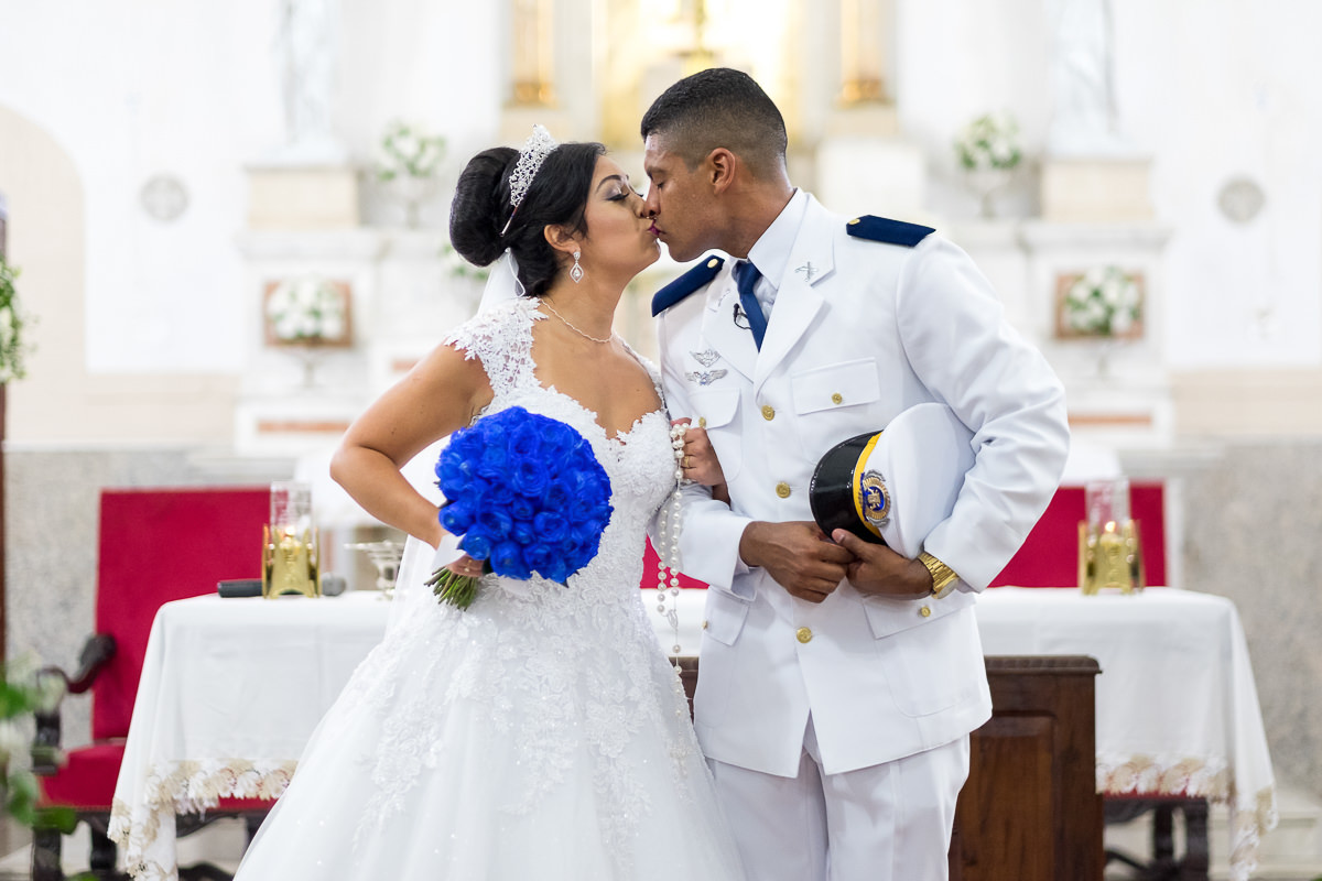 primeiro beijo dos noivos na Igreja Matriz no casamento em Guarujá por Alice Casaes