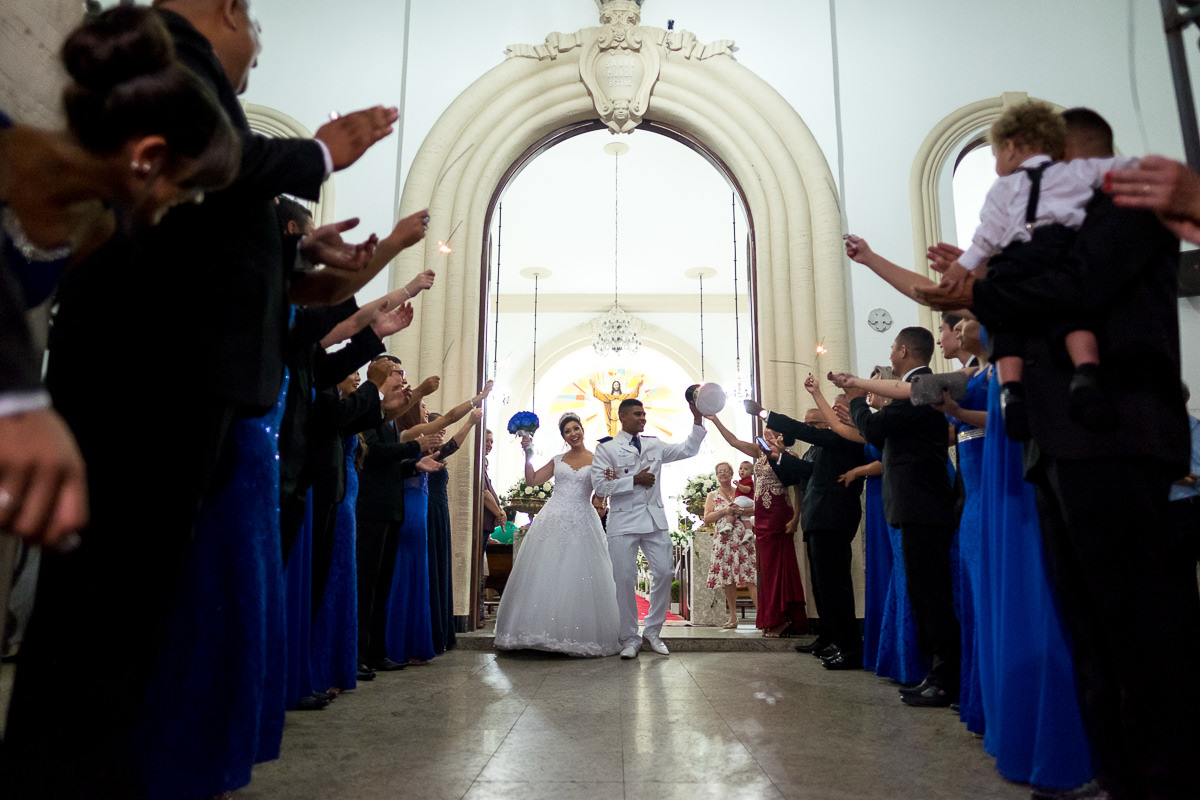 saída do noivo e da noiva na Igreja Matriz no casamento em Guarujá por Alice Casaes