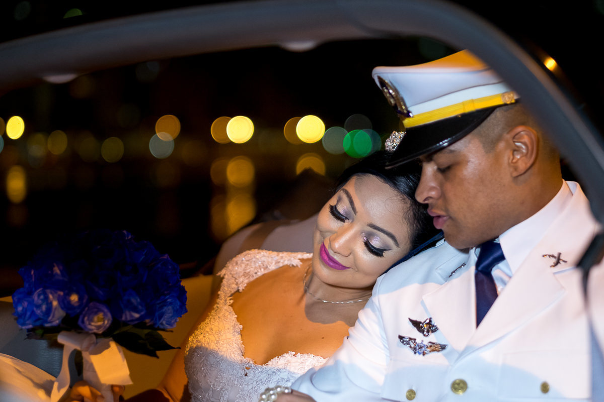 noivo e noiva no carro em praia das astúrias por Alice Casaes fotógrafa de Guarujá