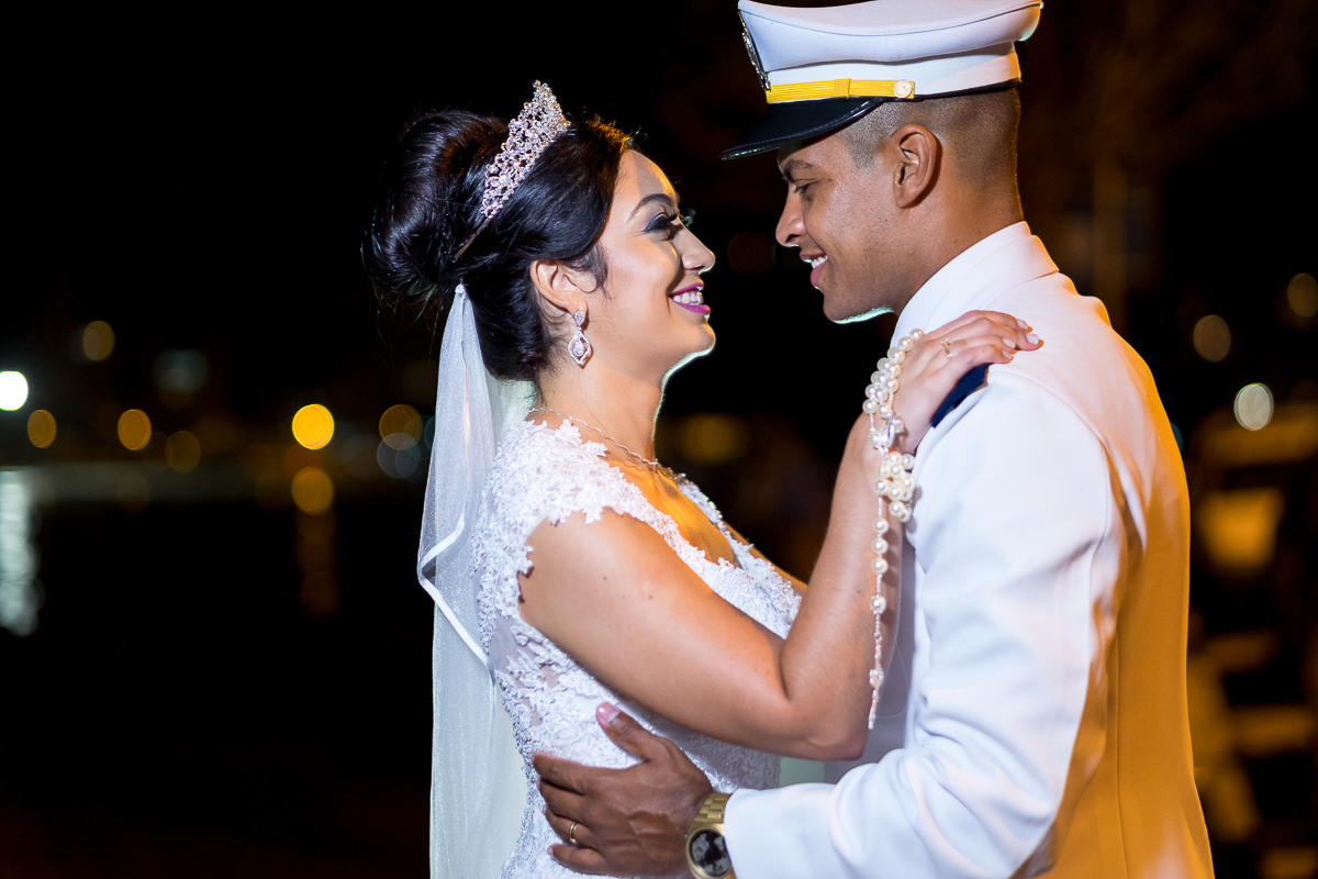 noivo e noiva em praia das astúrias por Alice Casaes fotógrafa de Guarujá