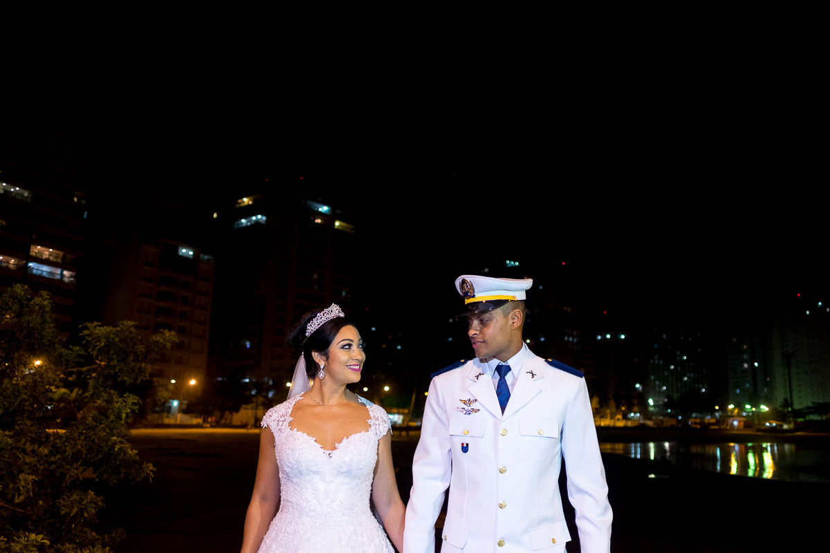 fotos dos noivos em praia das astúrias por Alice Casaes fotógrafa de Guarujá