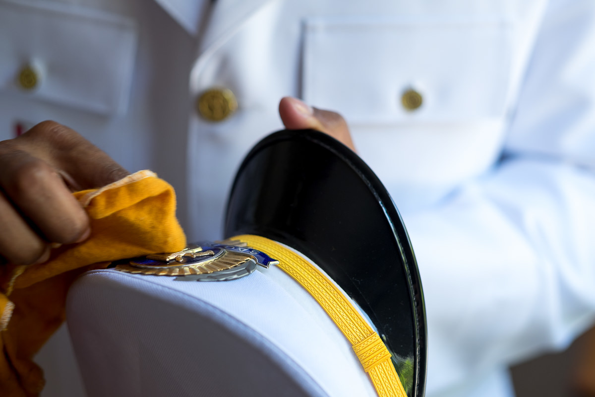 noivo limpando a boina para casamento em Guarujá por Alice Casaes
