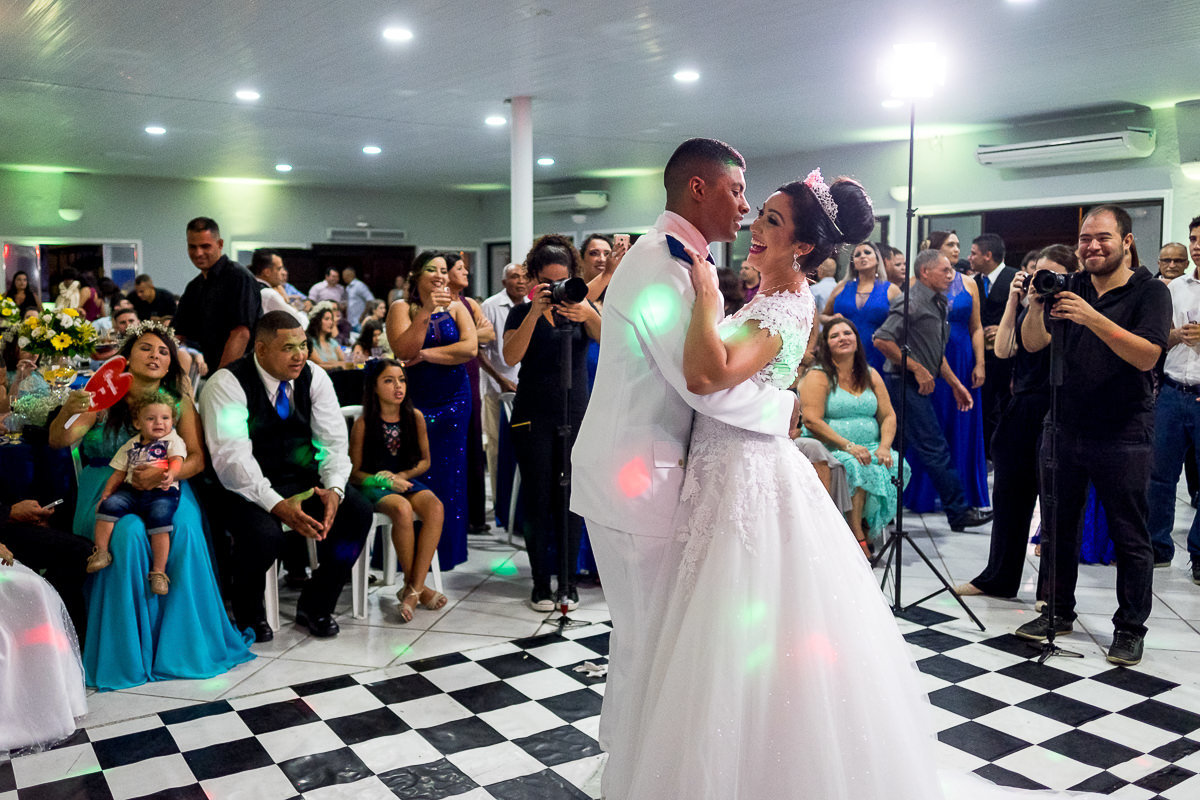 noivos dançam  casamento por Alice Casaes fotógrafa de Guarujá