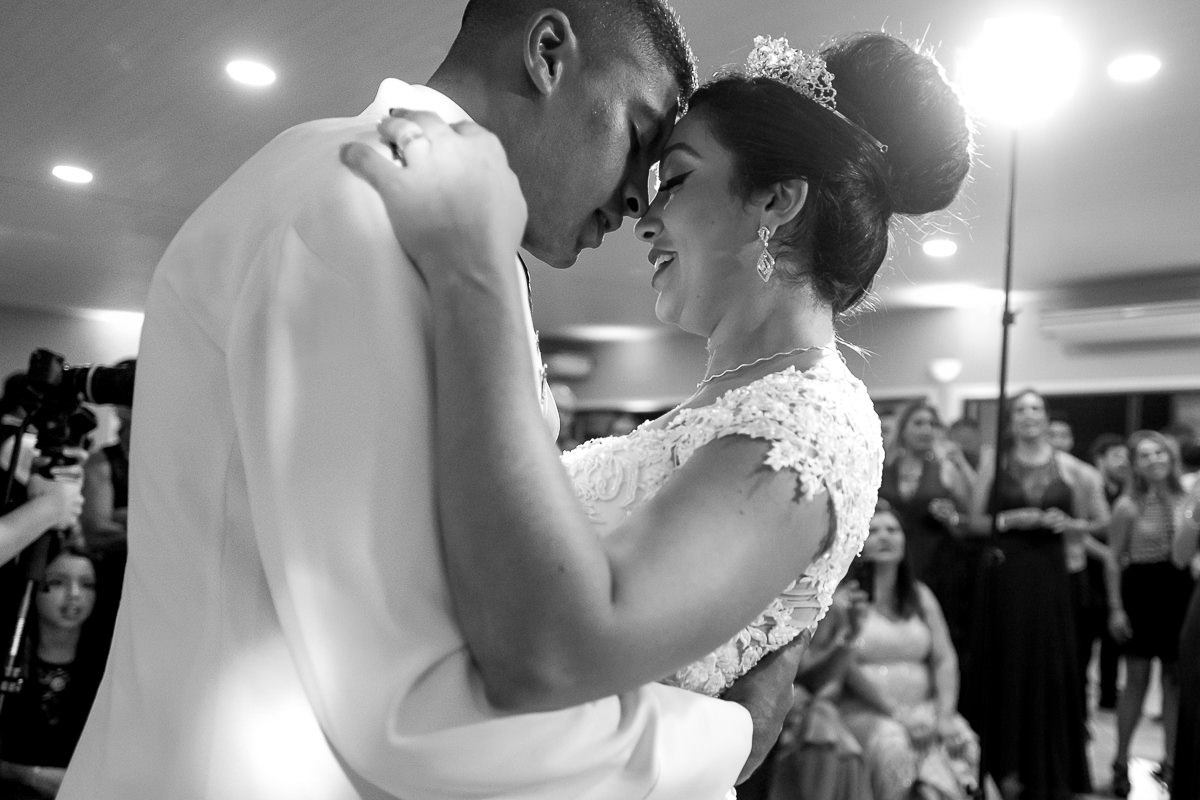 noivos dançando  casamento por Alice Casaes fotógrafa de Guarujá