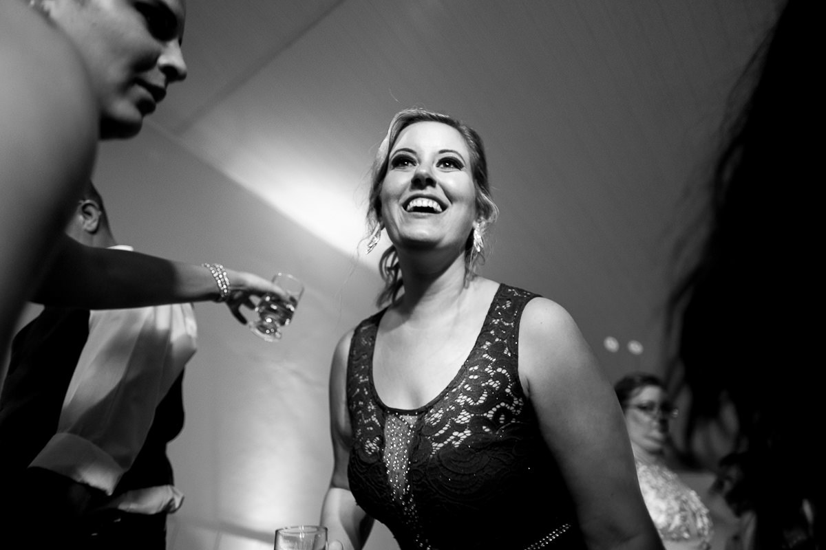 convidada  casamento por Alice Casaes fotógrafa de Guarujá