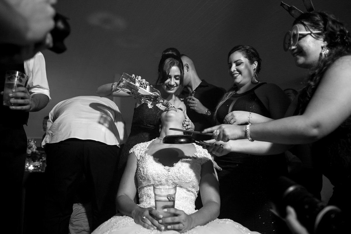 noiva bebendo tekila em casamento por Alice Casaes fotógrafa de Guarujá